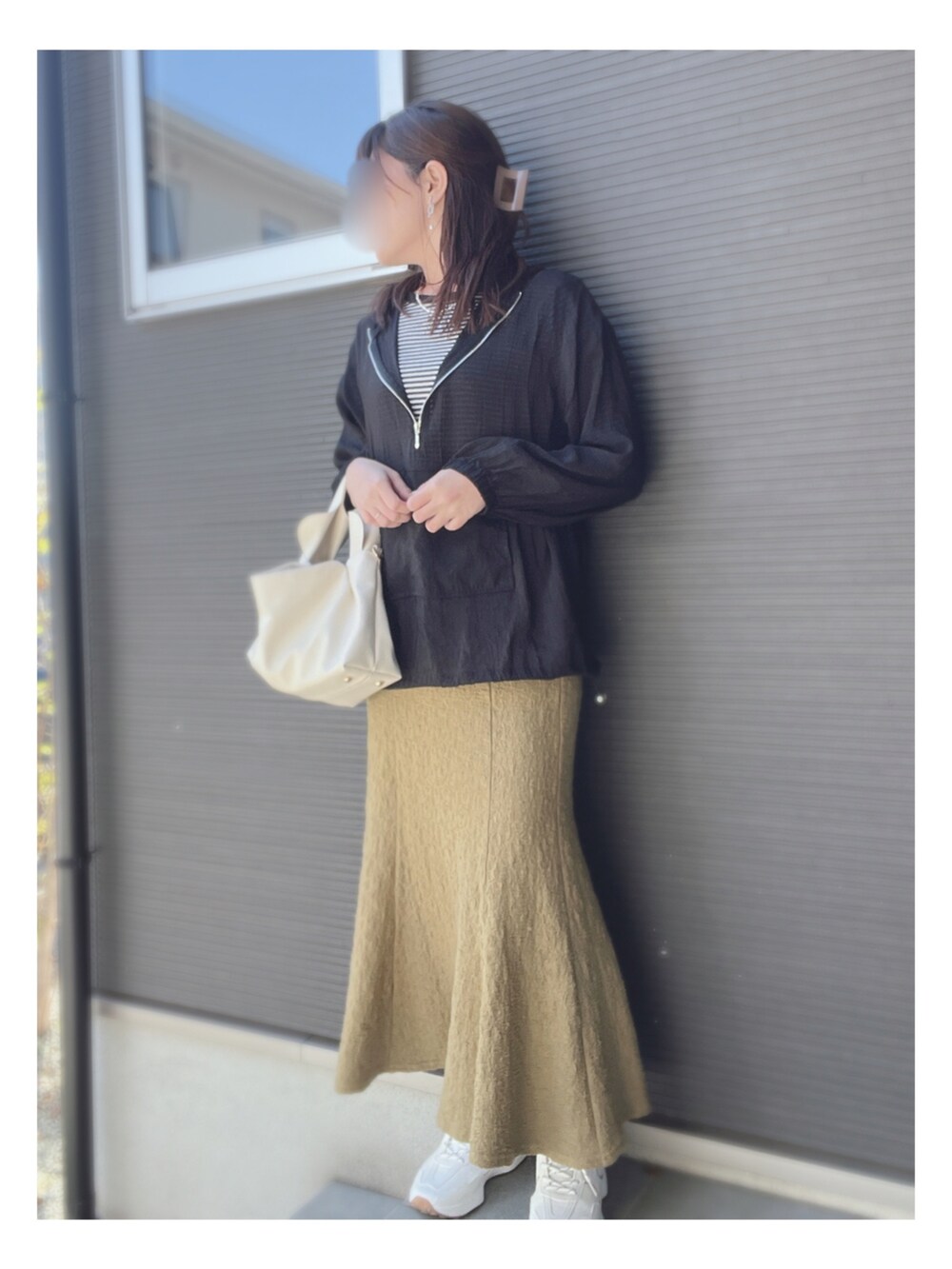 「春服デビュー宣言、春服コーデ、オトナカジュアル、春夏コーデ、カラーコーデ、今日のコーデ、大人女子、おしゃれさんと繋がりたい、プチプラコーデ、プチプラ」｜「Re:EDITのシアードロスト長袖アノラックパーカー（その他トップス、ブラック系）」を使った、tomomocoさん（レディース・158cm）の春コーディネートの4枚目の写真