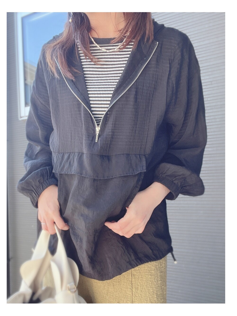 「春服デビュー宣言、春服コーデ、オトナカジュアル、春夏コーデ、カラーコーデ、今日のコーデ、大人女子、おしゃれさんと繋がりたい、プチプラコーデ、プチプラ」｜「Re:EDITのシアードロスト長袖アノラックパーカー（その他トップス、ブラック系）」を使った、tomomocoさん（レディース・158cm）の春コーディネートの5枚目の写真