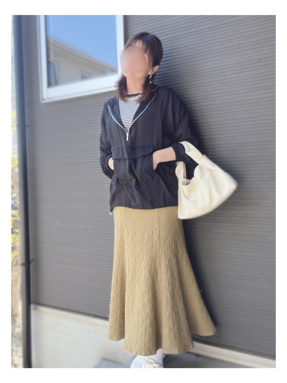 「春服デビュー宣言、春服コーデ、オトナカジュアル、春夏コーデ、カラーコーデ、今日のコーデ、大人女子、おしゃれさんと繋がりたい、プチプラコーデ、プチプラ」｜「Re:EDITのシアードロスト長袖アノラックパーカー（その他トップス、ブラック系）」を使った、tomomocoさん（レディース・158cm）の春コーディネートの3枚目の写真
