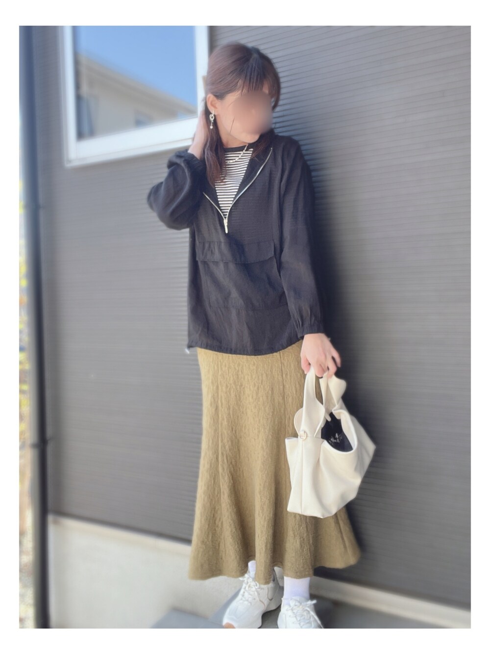 「春服デビュー宣言、春服コーデ、オトナカジュアル、春夏コーデ、カラーコーデ、今日のコーデ、大人女子、おしゃれさんと繋がりたい、プチプラコーデ、プチプラ」｜「Re:EDITのシアードロスト長袖アノラックパーカー（その他トップス、ブラック系）」を使った、tomomocoさん（レディース・158cm）の春コーディネートの2枚目の写真