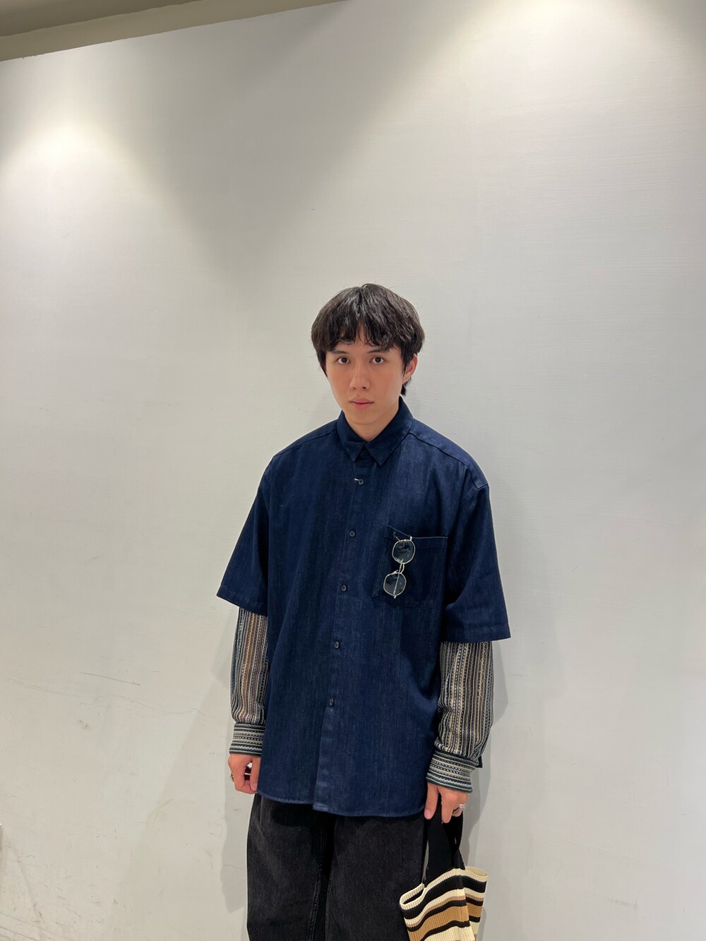 ブルー系のシャツ/ブラウス、その他のカーディガン/ボレロを着用したメンズの秋コーディネートの2枚目の写真