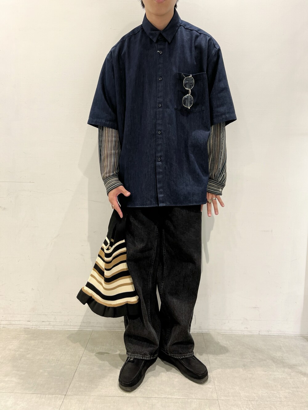 ブルー系のシャツ/ブラウス、その他のカーディガン/ボレロを着用したメンズの秋コーディネートの3枚目の写真