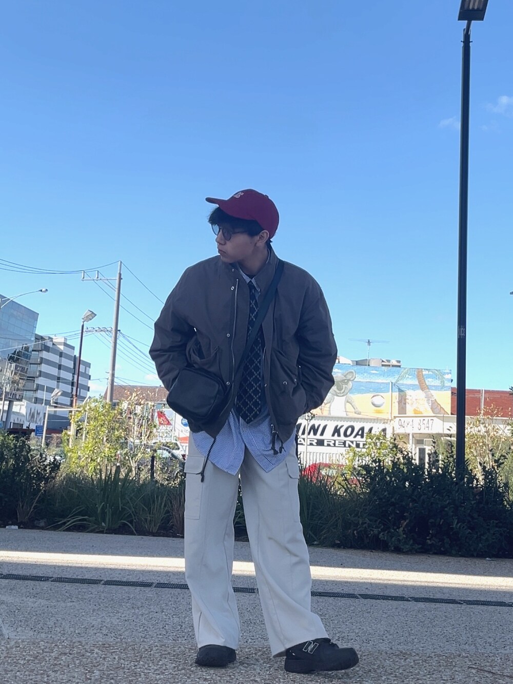 「GUのカーゴワイドパンツ(丈標準70.0～74.0cm)（カーゴパンツ、ベージュ系）」を使った、O c h i さん（メンズ・167cm）の春コーディネートの2枚目の写真