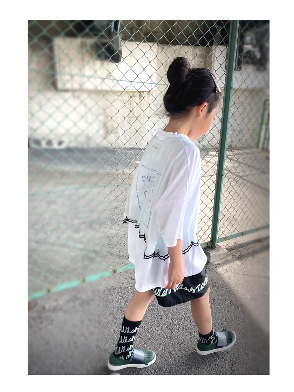 グリーン系のその他トップス、ホワイト系のTシャツ/カットソー、ブラック系のその他パンツを着用したキッズの春コーディネートの2枚目の写真