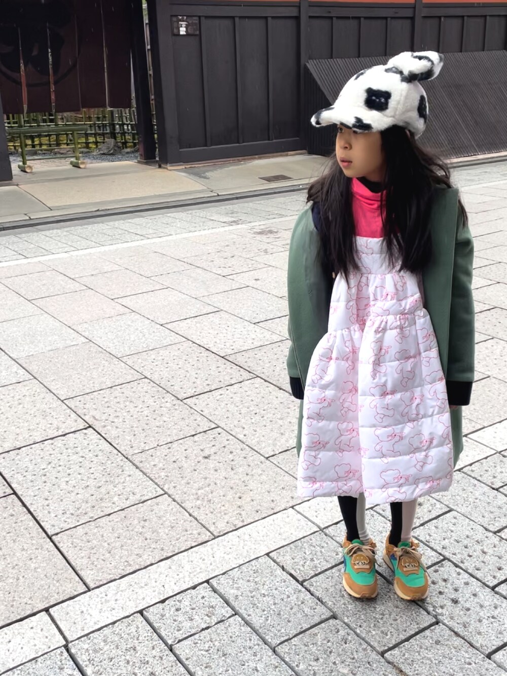 ホワイト系のワンピース、グリーン系のその他アウター、その他のタイツ/ストッキングを着用したキッズの冬コーディネートの5枚目の写真