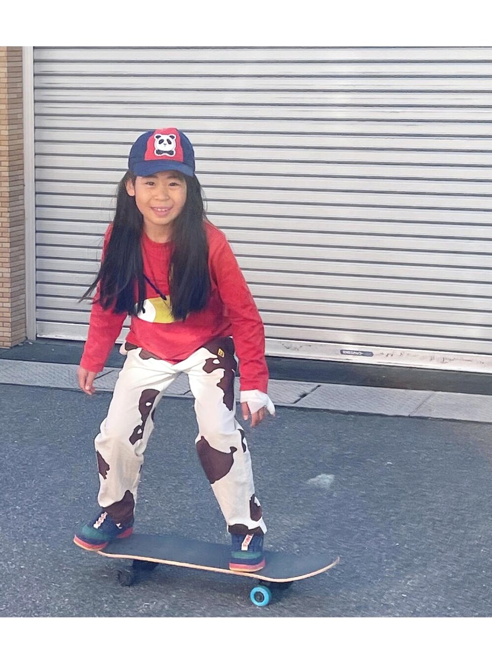 レッド系のTシャツ/カットソー、その他のその他パンツ、その他のスニーカーを着用したキッズの春コーディネートの2枚目の写真