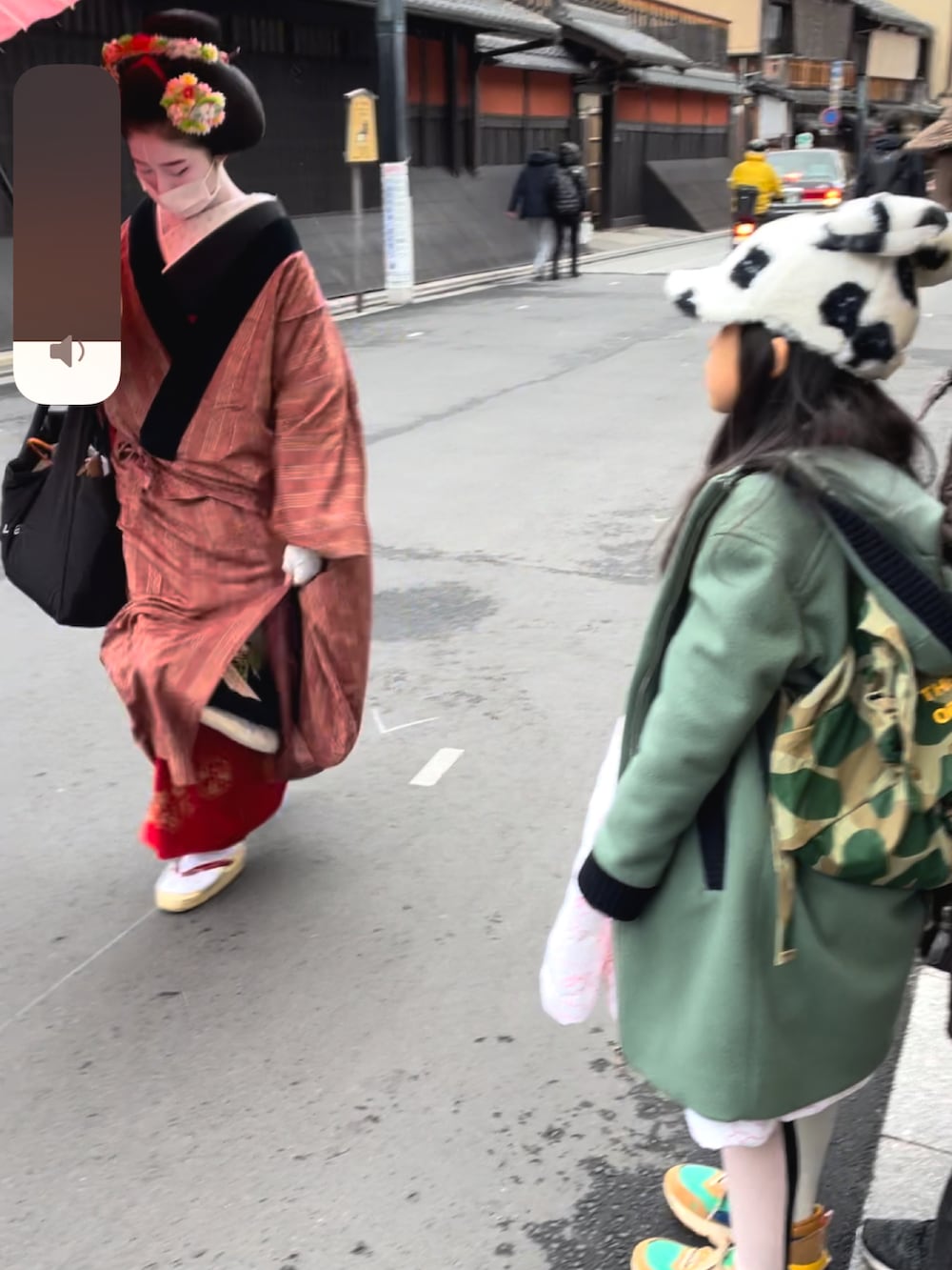 ホワイト系のワンピース、グリーン系のその他アウター、その他のタイツ/ストッキングを着用したキッズの冬コーディネートの4枚目の写真