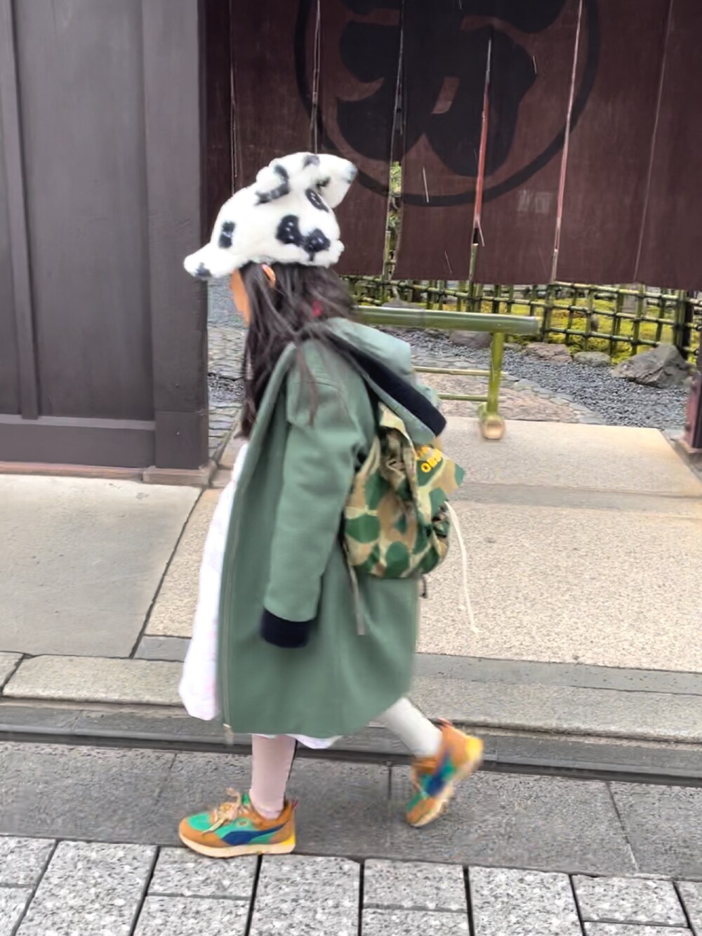 ホワイト系のワンピース、グリーン系のその他アウター、その他のタイツ/ストッキングを着用したキッズの冬コーディネートの3枚目の写真