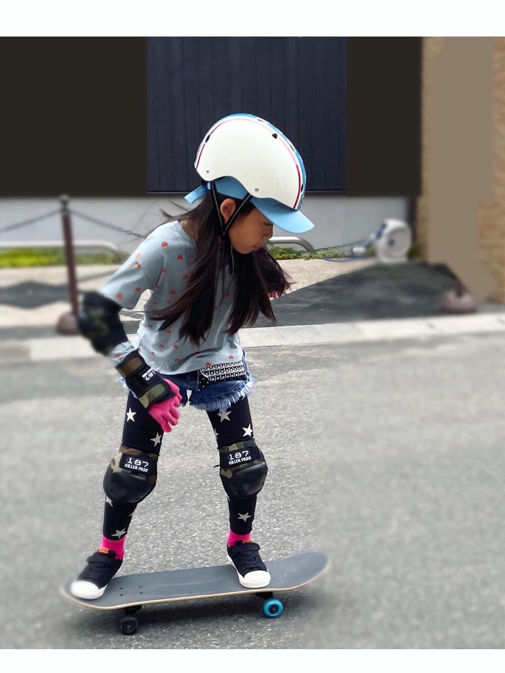 ブルー系のTシャツ/カットソー、ブルー系のデニムパンツ、ブラック系のスニーカーを着用したキッズの春コーディネートの3枚目の写真