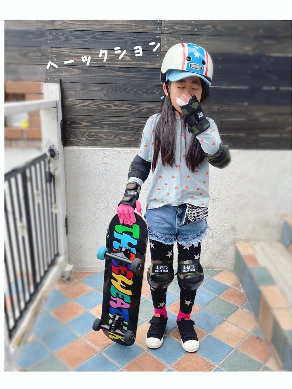 ブルー系のTシャツ/カットソー、ブルー系のデニムパンツ、ブラック系のスニーカーを着用したキッズの春コーディネートの2枚目の写真