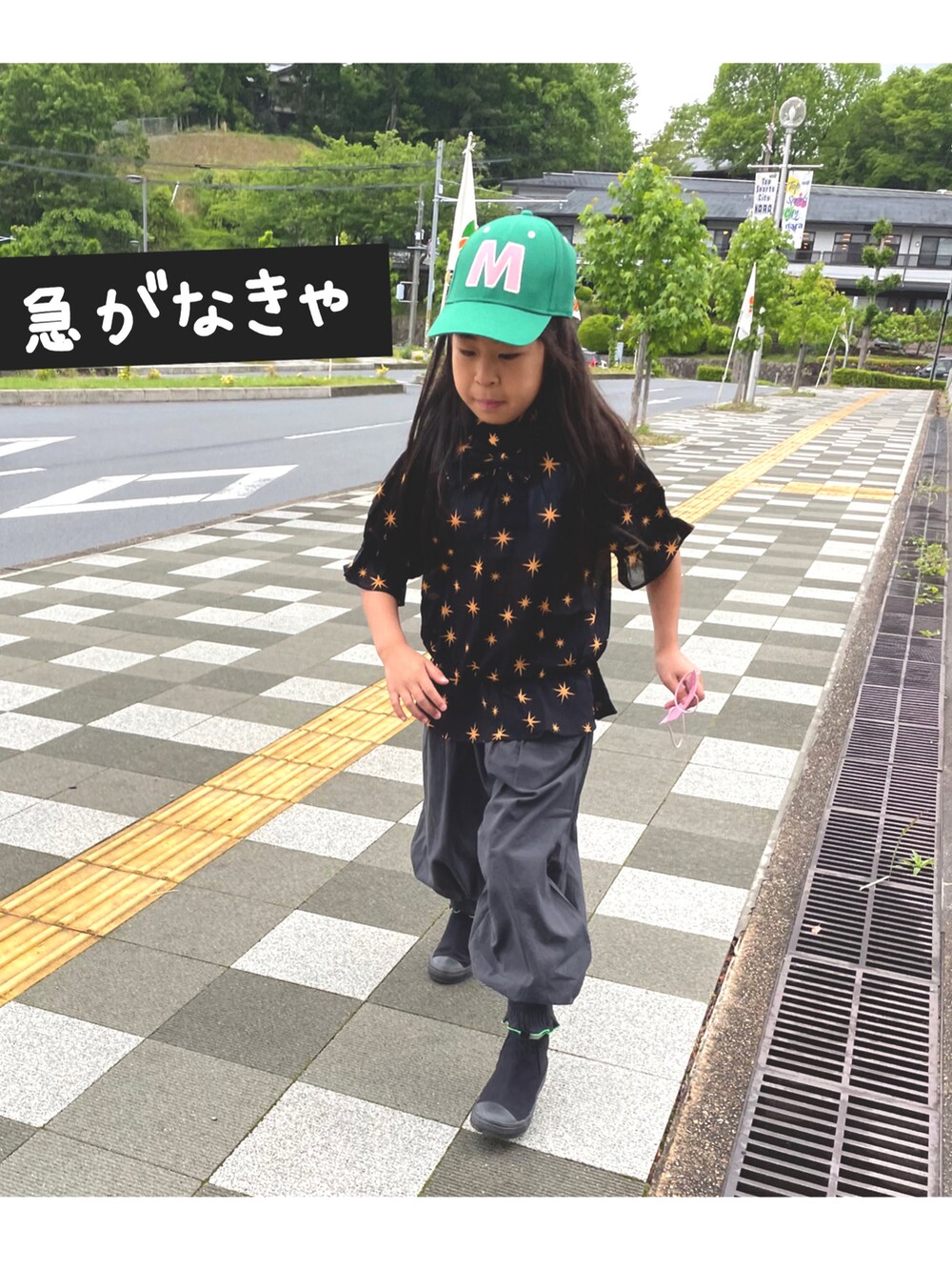 ブラック系のシャツ/ブラウス、ブラック系のパンツ、グリーン系のキャップを着用したキッズの春コーディネートの2枚目の写真