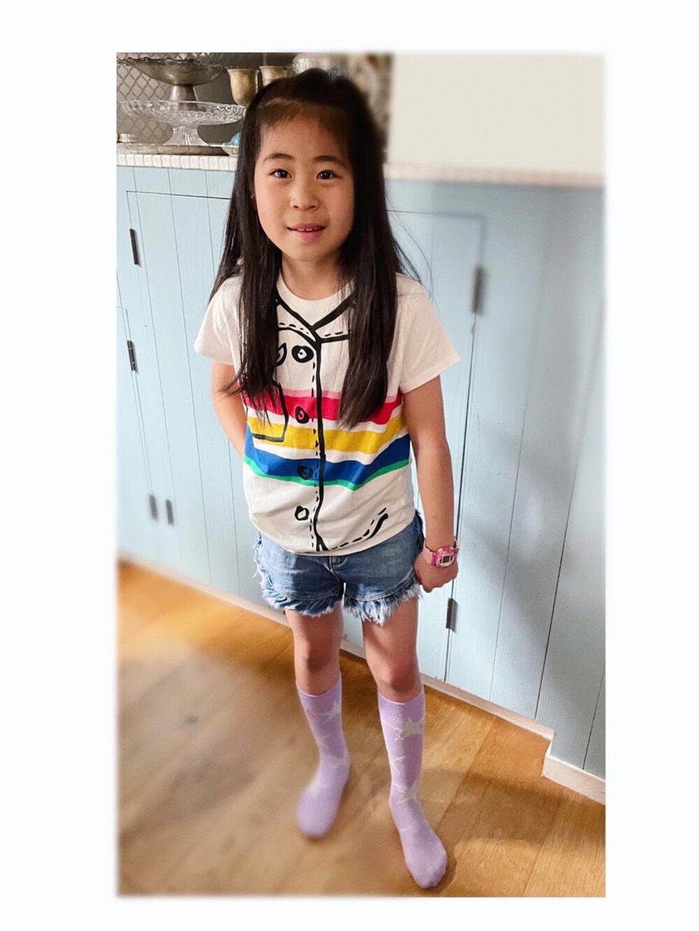 ホワイト系のTシャツ/カットソー、ブルー系のデニムパンツ、パープル系のソックス/靴下を着用したキッズの春コーディネートの2枚目の写真