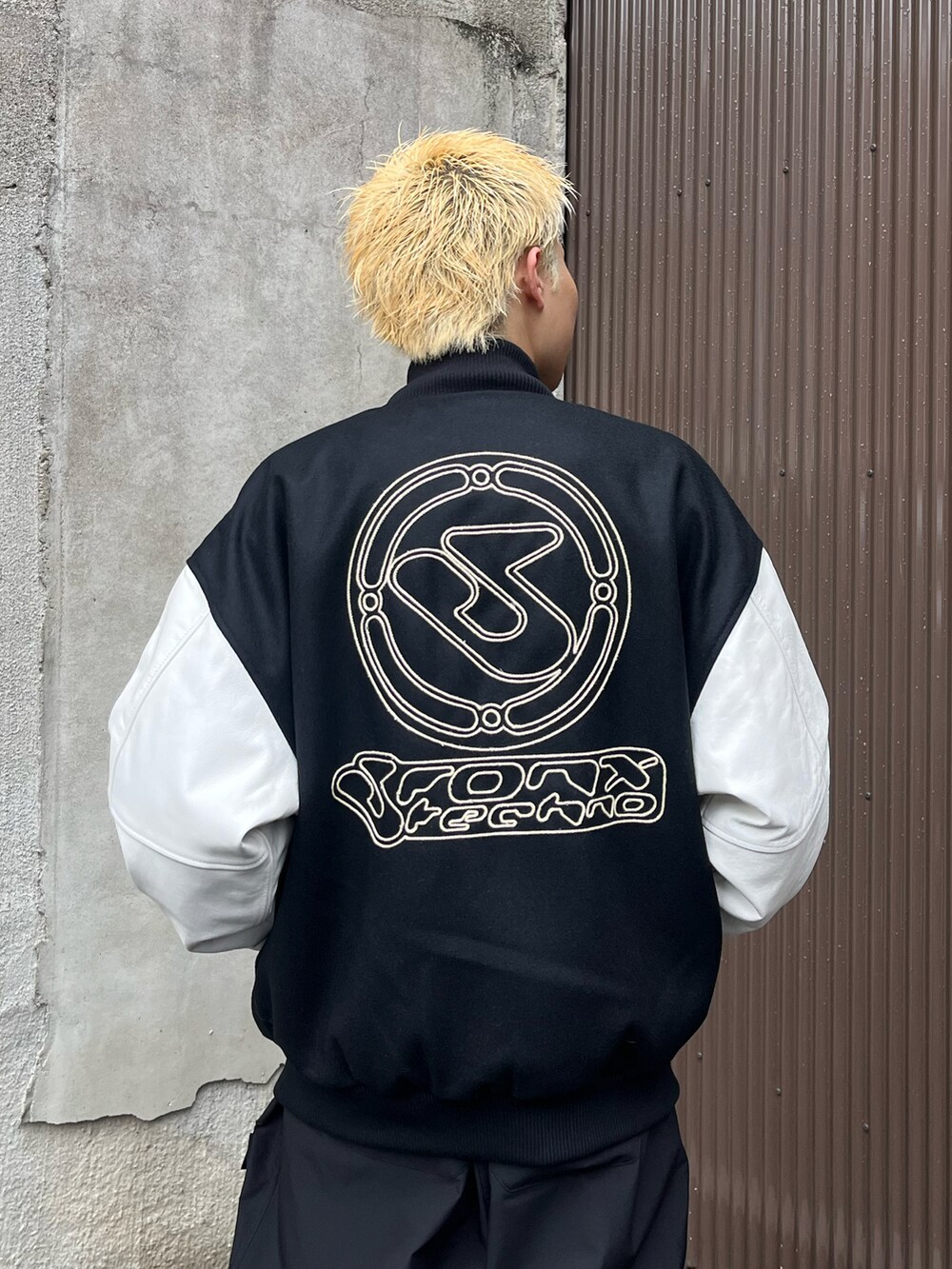 ホワイト系のジャケット/アウター、ブラック系のカーゴパンツ、ブラック系のスニーカーを着用したメンズの冬コーディネートの5枚目の写真