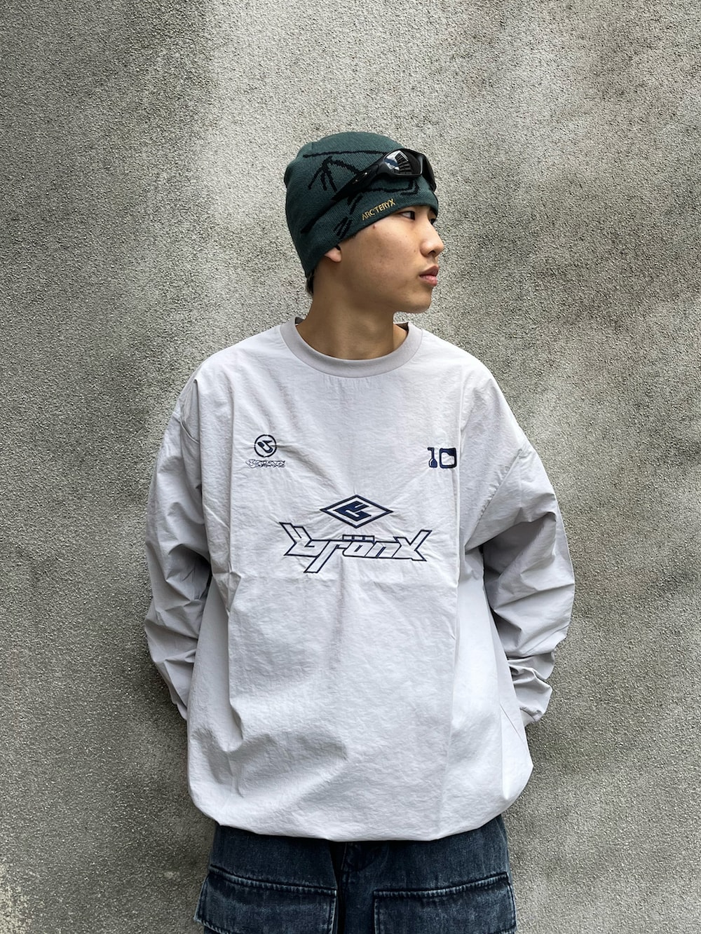 グレー系のTシャツ/カットソー、ブルー系のカーゴパンツ、ブラック系のスニーカーを着用したメンズの春コーディネートの3枚目の写真