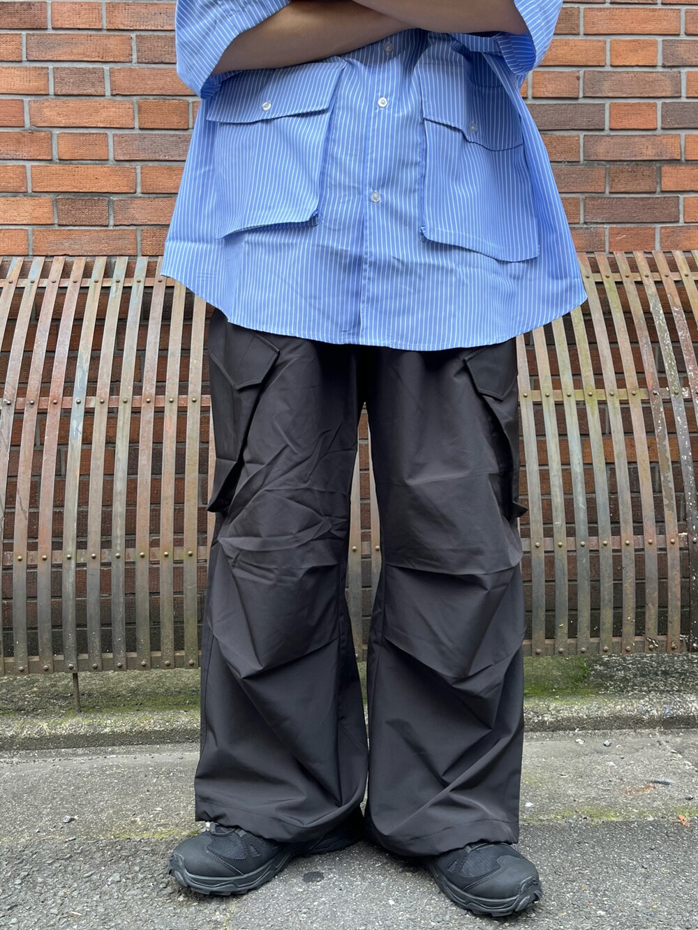 ブルー系のシャツ/ブラウス、ブラック系のカーゴパンツ、ブラック系のスニーカーを着用したメンズの春コーディネートの5枚目の写真
