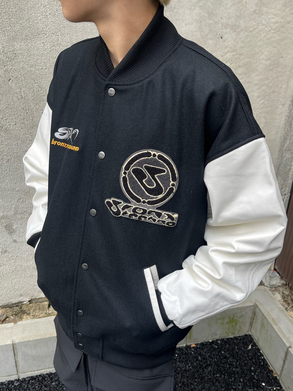 ホワイト系のジャケット/アウター、ブラック系のカーゴパンツ、ブラック系のスニーカーを着用したメンズの冬コーディネートの4枚目の写真