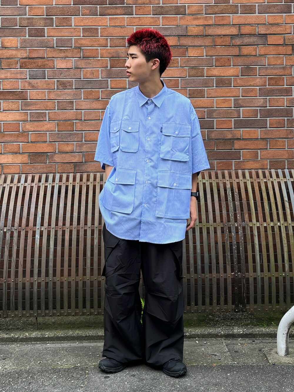 ブルー系のシャツ/ブラウス、ブラック系のカーゴパンツ、ブラック系のスニーカーを着用したメンズの春コーディネートの2枚目の写真