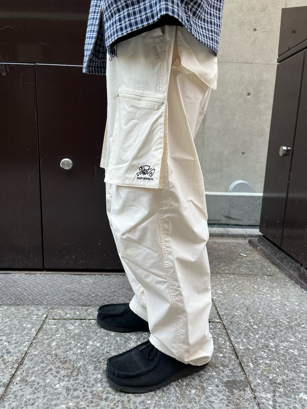 ホワイト系のカーゴパンツ、ブラック系のベスト、ブルー系のシャツ/ブラウスを着用したメンズの春コーディネートの5枚目の写真