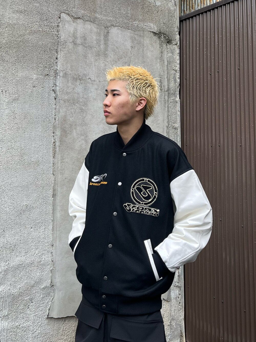 ホワイト系のジャケット/アウター、ブラック系のカーゴパンツ、ブラック系のスニーカーを着用したメンズの冬コーディネートの3枚目の写真