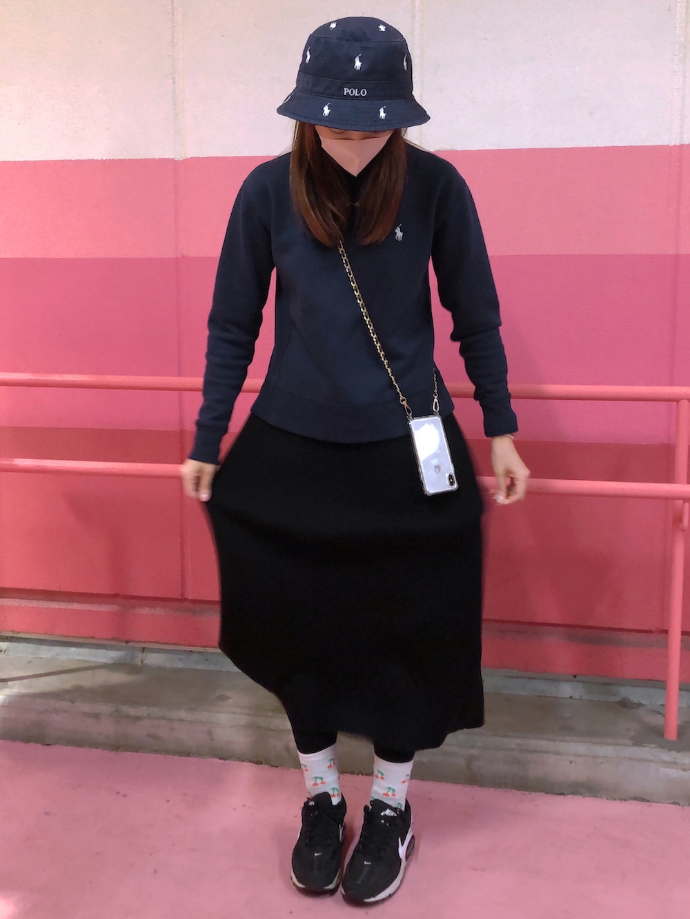 ブラック系のスカート、ブラック系のスニーカー、ブラック系のスウェットを着用したレディースの春コーディネートの3枚目の写真