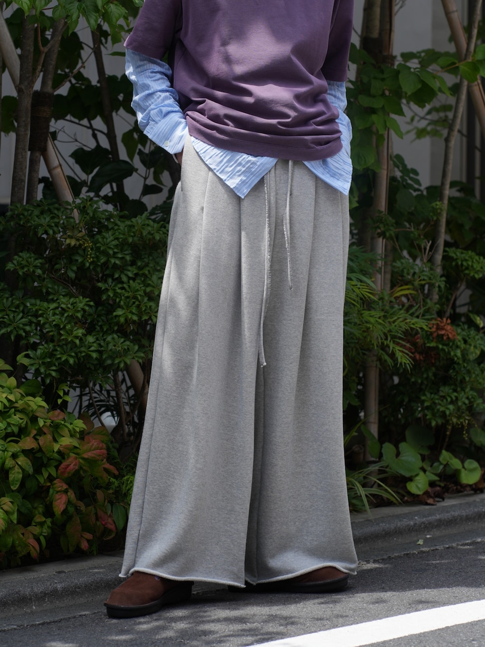 パープル系のTシャツ/カットソー、グレー系のその他パンツ、ベージュ系のキャップを着用したメンズの夏コーディネートの6枚目の写真