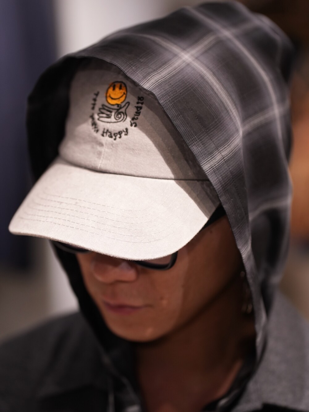 ブラック系のシャツ/ブラウス、ブラック系のシャツ/ブラウス、グレー系のキャップを着用したメンズの秋コーディネートの8枚目の写真
