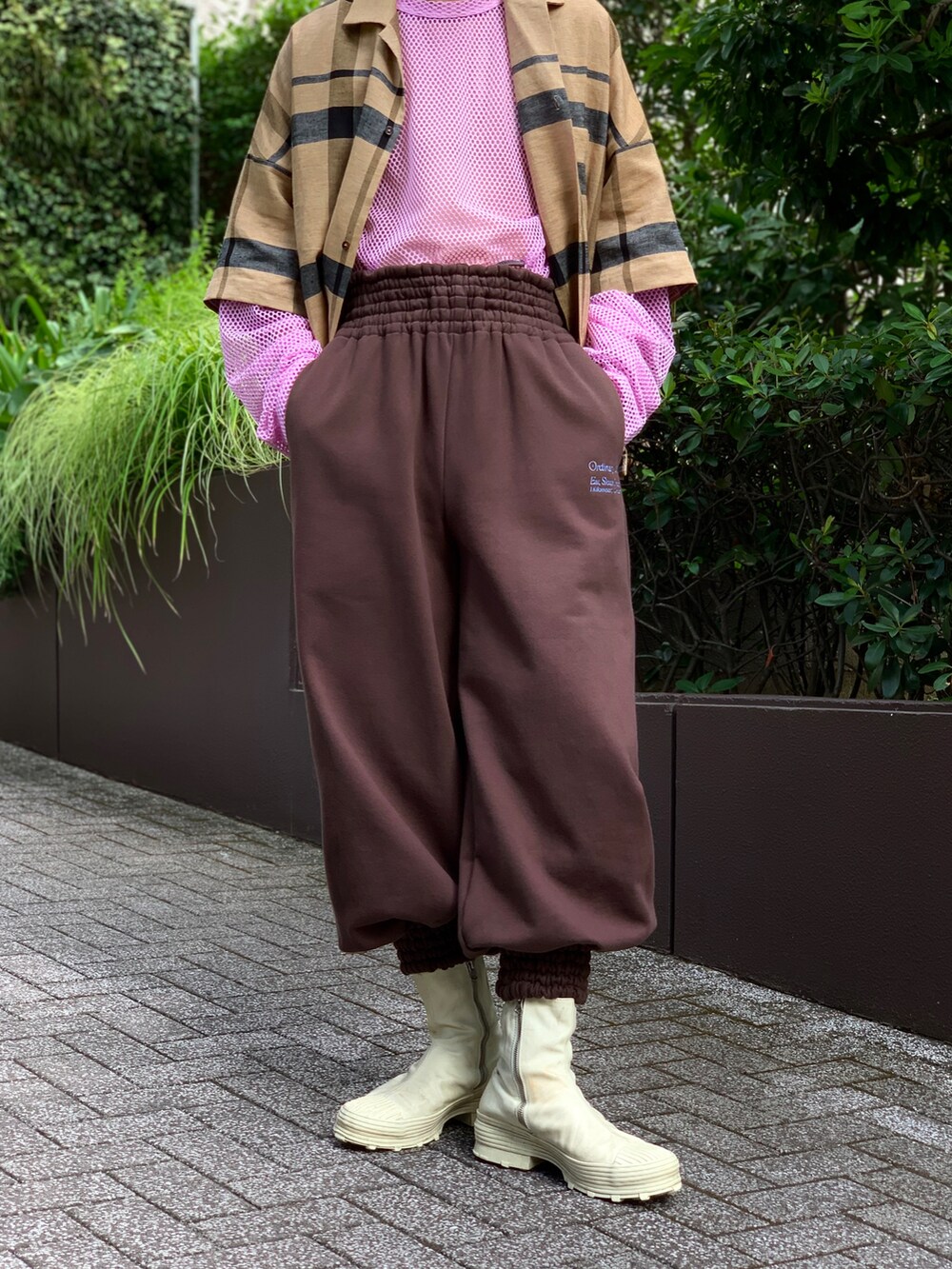 その他のトップス、その他のジャケット/アウター、ブラウン系のスウェットパンツを着用したメンズの秋コーディネートの4枚目の写真