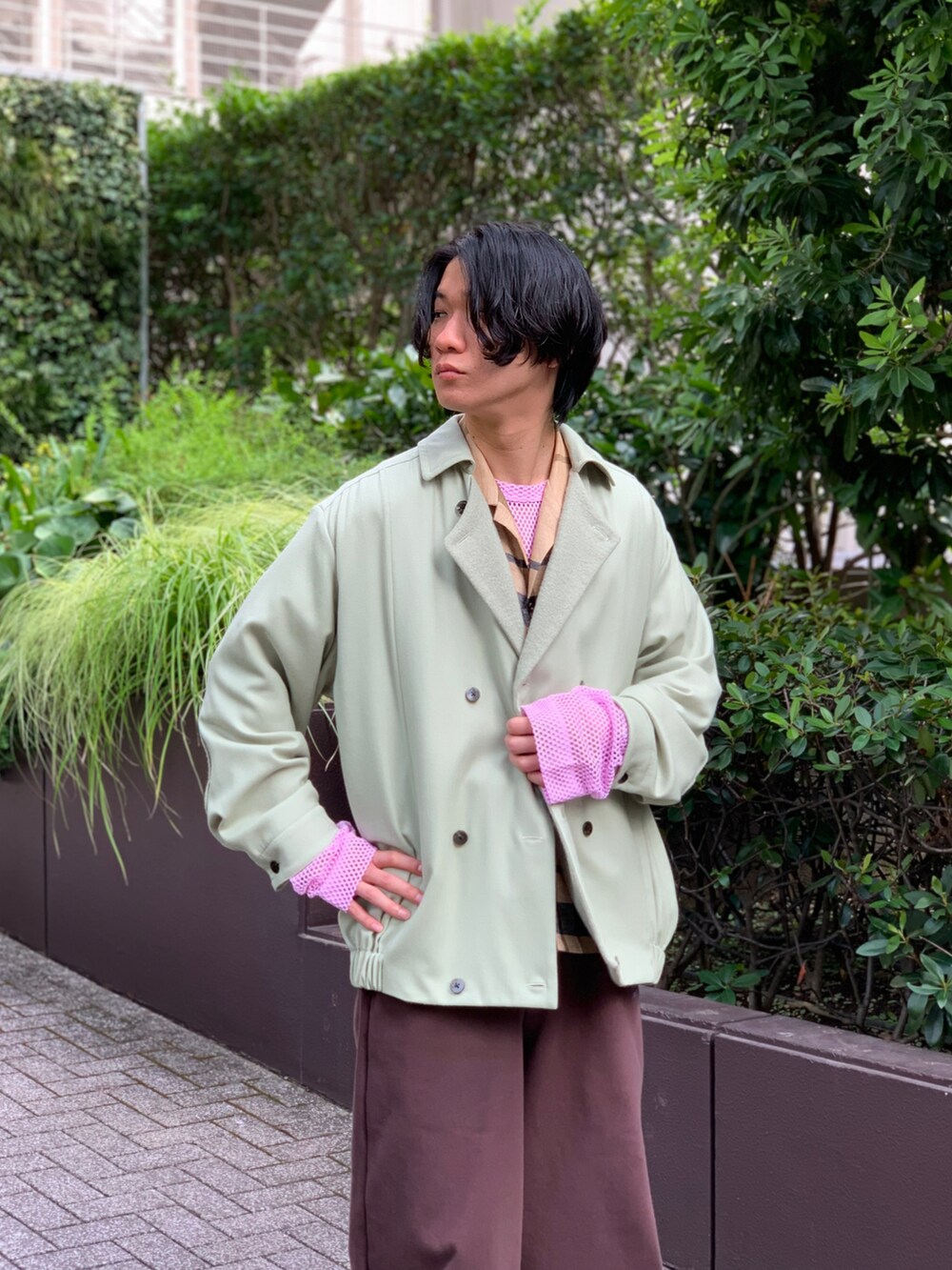 その他のトップス、その他のジャケット/アウター、ブラウン系のスウェットパンツを着用したメンズの秋コーディネートの2枚目の写真