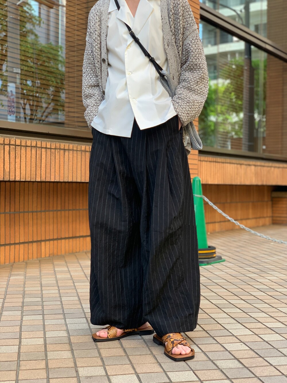 ホワイト系のシャツ/ブラウス、ブルー系のカーディガン/ボレロ、シルバー系のショルダーバッグを着用したメンズの春コーディネートの4枚目の写真