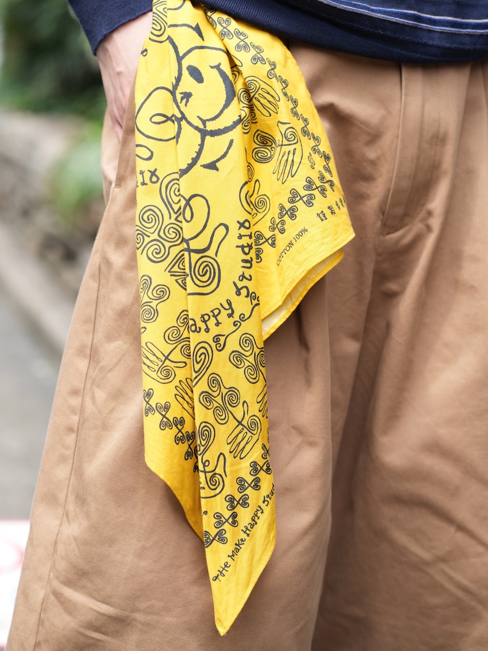 ブラック系のトートバッグ、イエロー系のその他パンツ、レッド系のスニーカーを着用したメンズの夏コーディネートの4枚目の写真