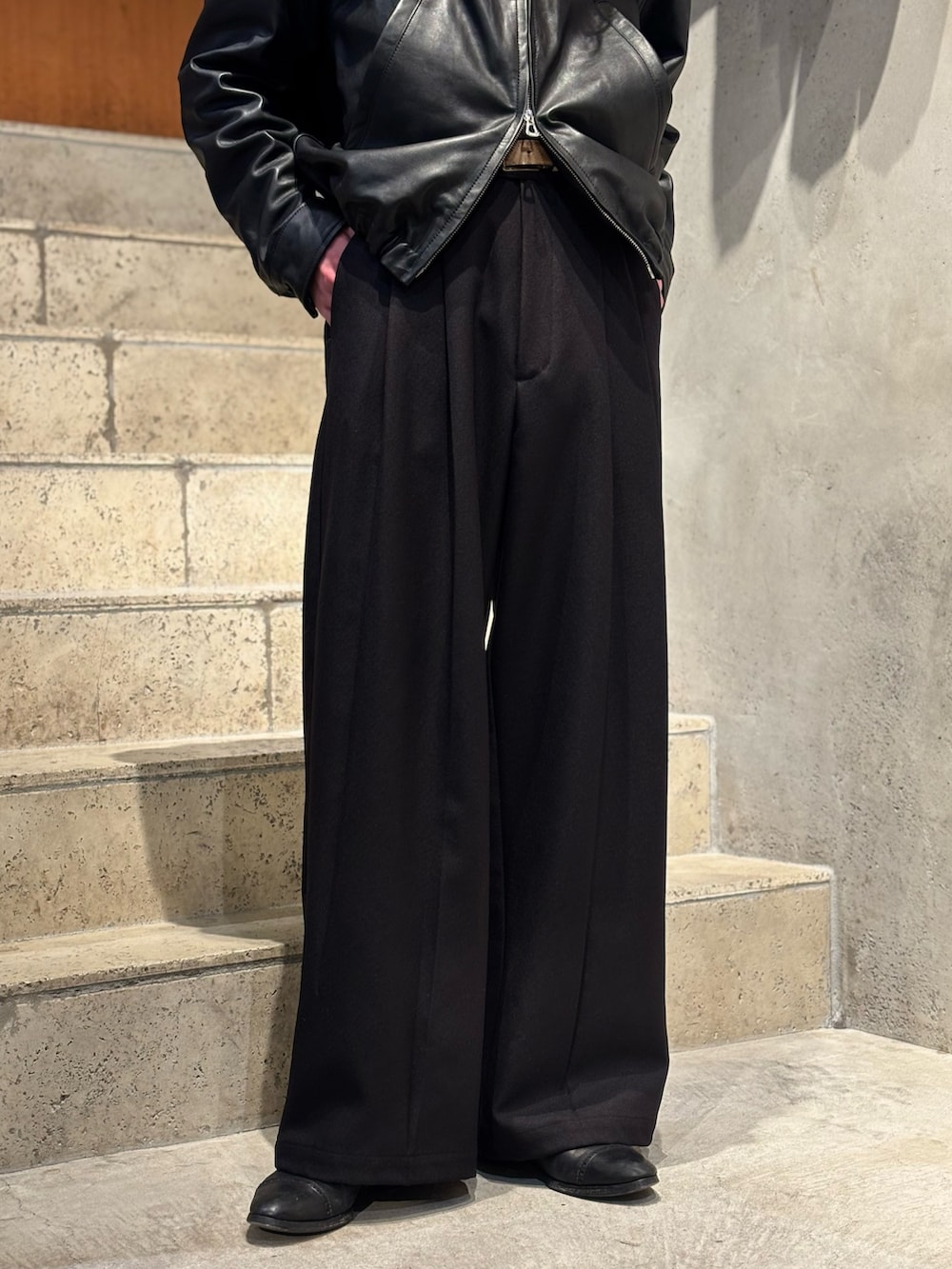 ブラック系のスラックスを着用したメンズの冬コーディネートの3枚目の写真