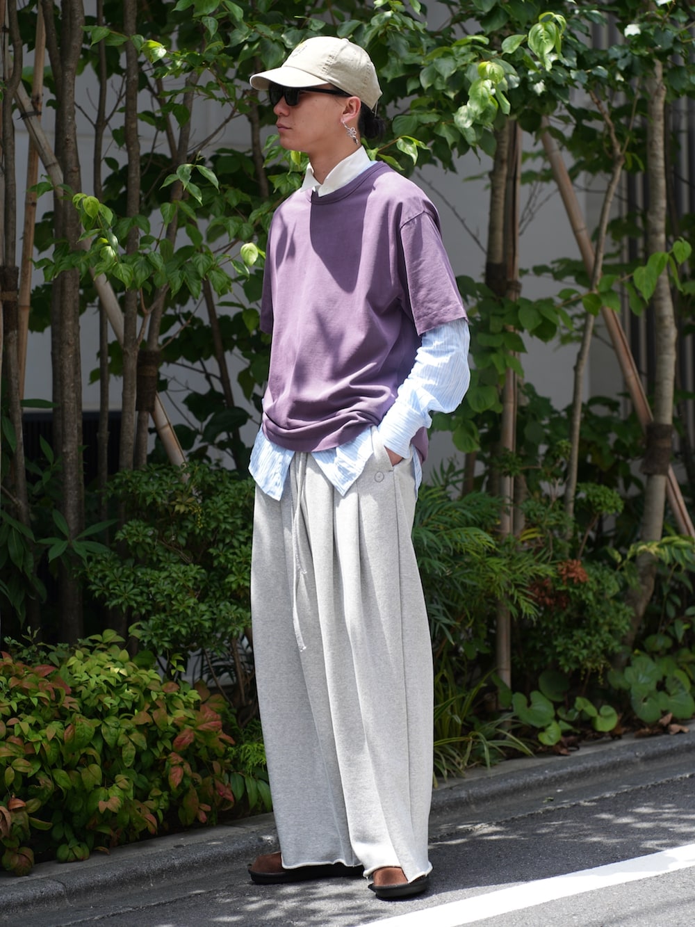 パープル系のTシャツ/カットソー、グレー系のその他パンツ、ベージュ系のキャップを着用したメンズの夏コーディネートの2枚目の写真