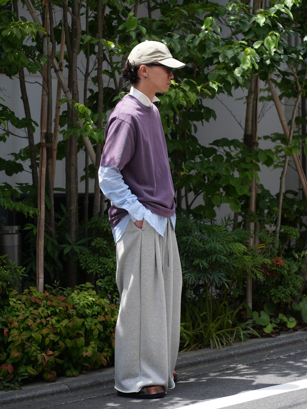 パープル系のTシャツ/カットソー、グレー系のその他パンツ、ベージュ系のキャップを着用したメンズの夏コーディネートの3枚目の写真