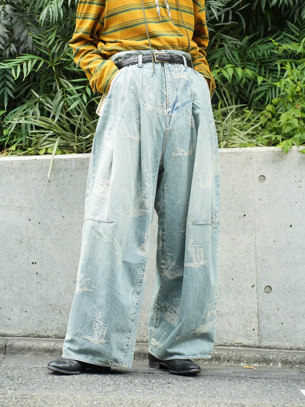 その他のデニムパンツ、ブラック系のキャップを着用したメンズの夏コーディネートの8枚目の写真