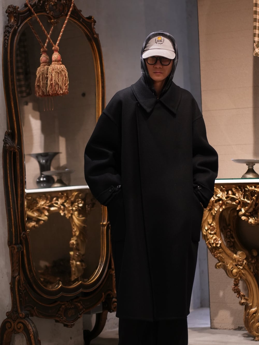 ブラック系のシャツ/ブラウス、ブラック系のシャツ/ブラウス、グレー系のキャップを着用したメンズの秋コーディネートの3枚目の写真