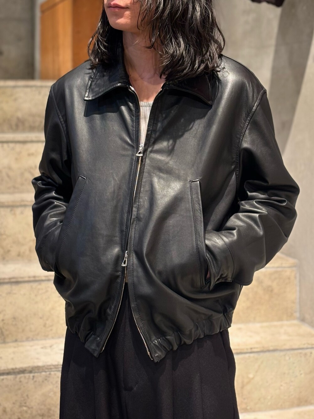 ブラック系のスラックスを着用したメンズの冬コーディネートの2枚目の写真