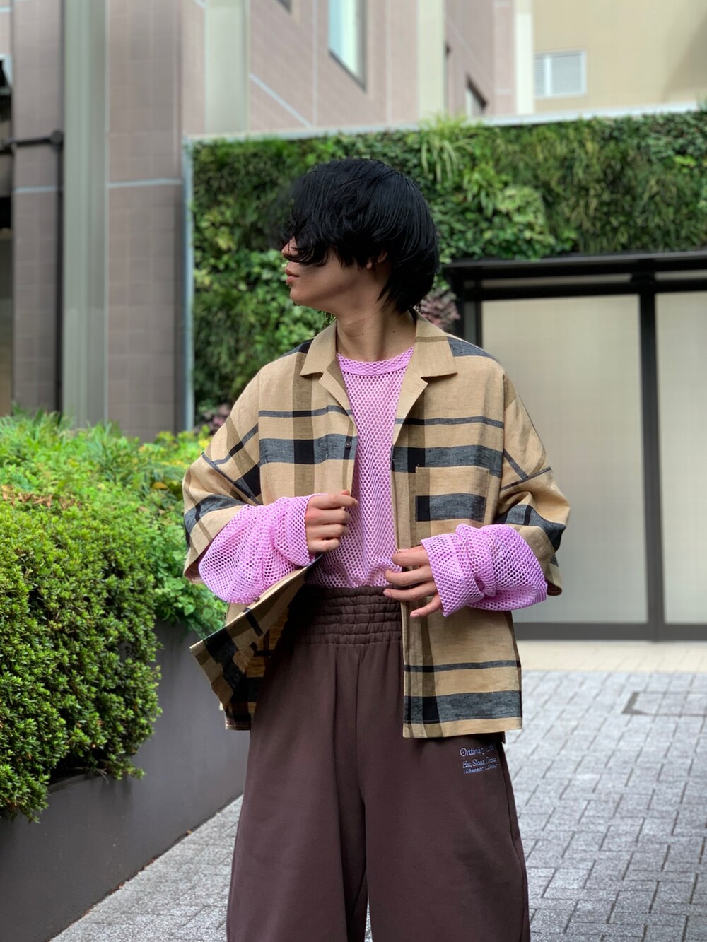 その他のトップス、その他のジャケット/アウター、ブラウン系のスウェットパンツを着用したメンズの秋コーディネートの3枚目の写真