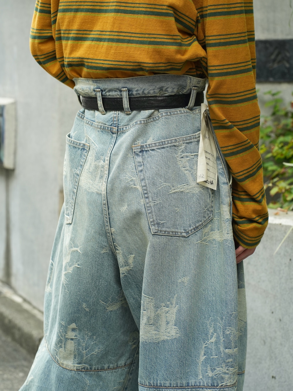 その他のデニムパンツ、ブラック系のキャップを着用したメンズの夏コーディネートの10枚目の写真