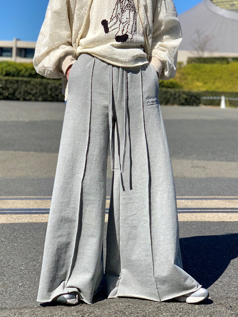 グレー系のその他パンツ、ホワイト系のニット/セーターを着用したメンズの冬コーディネートの2枚目の写真