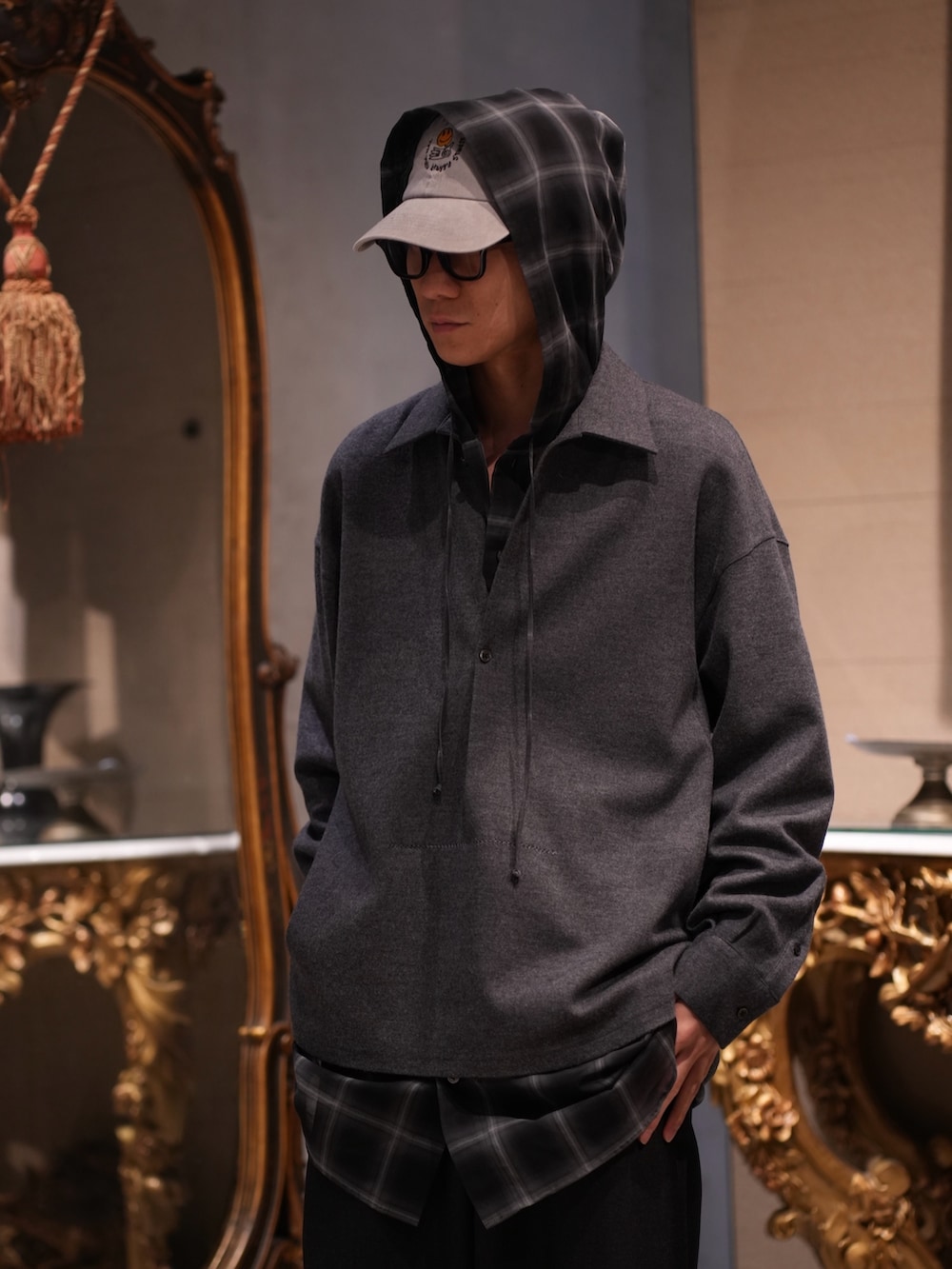ブラック系のシャツ/ブラウス、ブラック系のシャツ/ブラウス、グレー系のキャップを着用したメンズの秋コーディネートの5枚目の写真