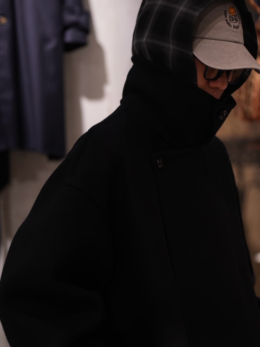 ブラック系のシャツ/ブラウス、ブラック系のシャツ/ブラウス、グレー系のキャップを着用したメンズの秋コーディネートの4枚目の写真