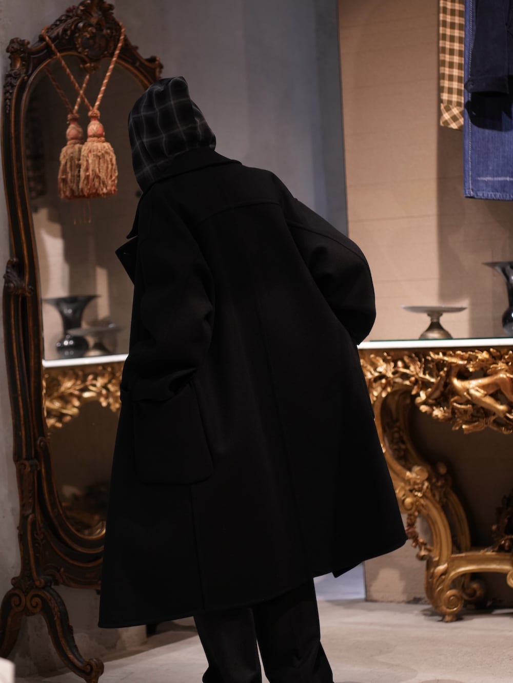 ブラック系のシャツ/ブラウス、ブラック系のシャツ/ブラウス、グレー系のキャップを着用したメンズの秋コーディネートの2枚目の写真