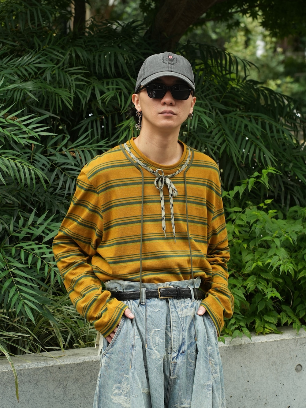 その他のデニムパンツ、ブラック系のキャップを着用したメンズの夏コーディネートの6枚目の写真