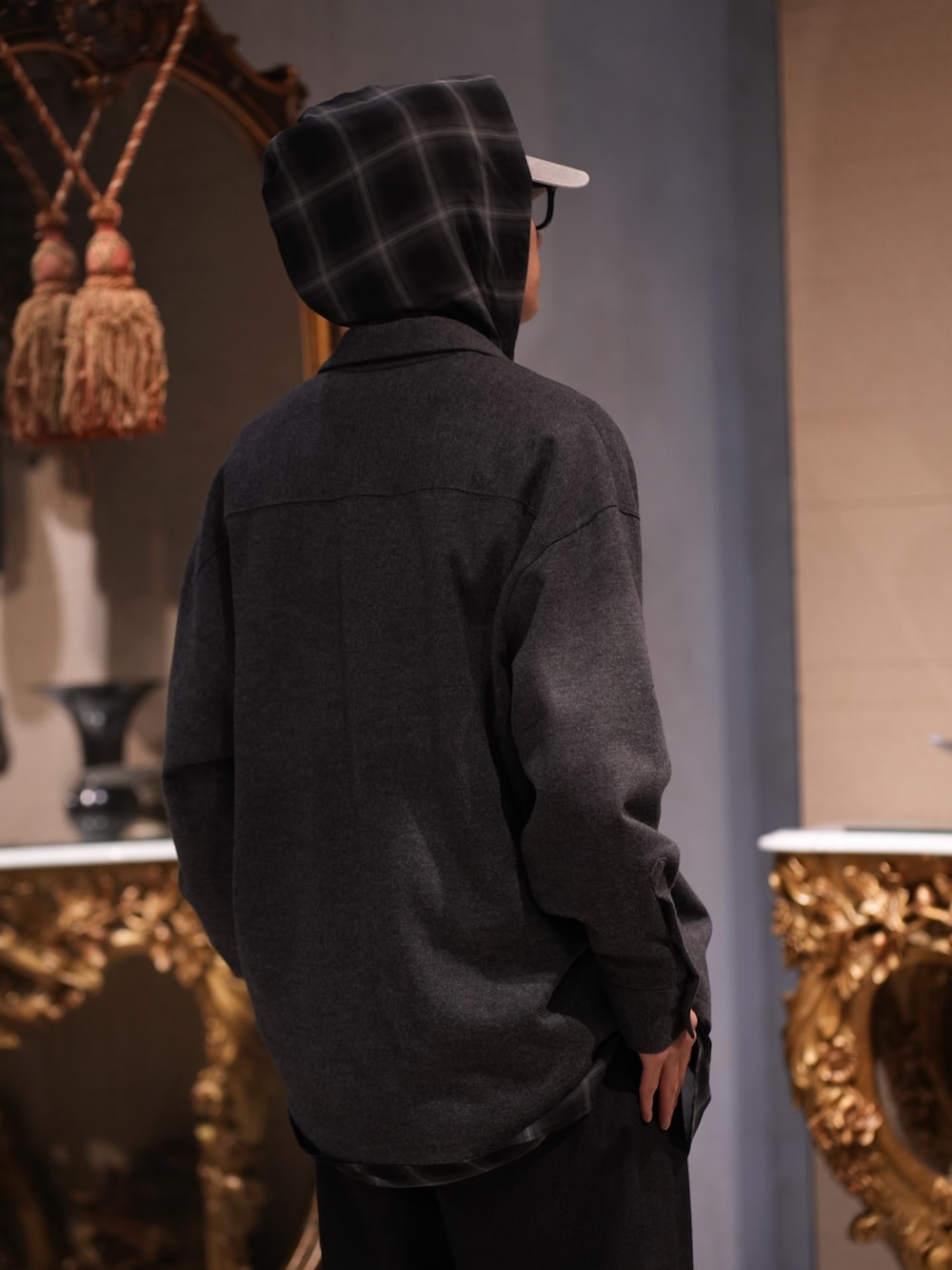 ブラック系のシャツ/ブラウス、ブラック系のシャツ/ブラウス、グレー系のキャップを着用したメンズの秋コーディネートの6枚目の写真