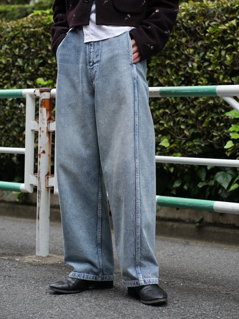 ホワイト系のシャツ/ブラウス、その他のデニムパンツを着用したメンズの夏コーディネートの7枚目の写真