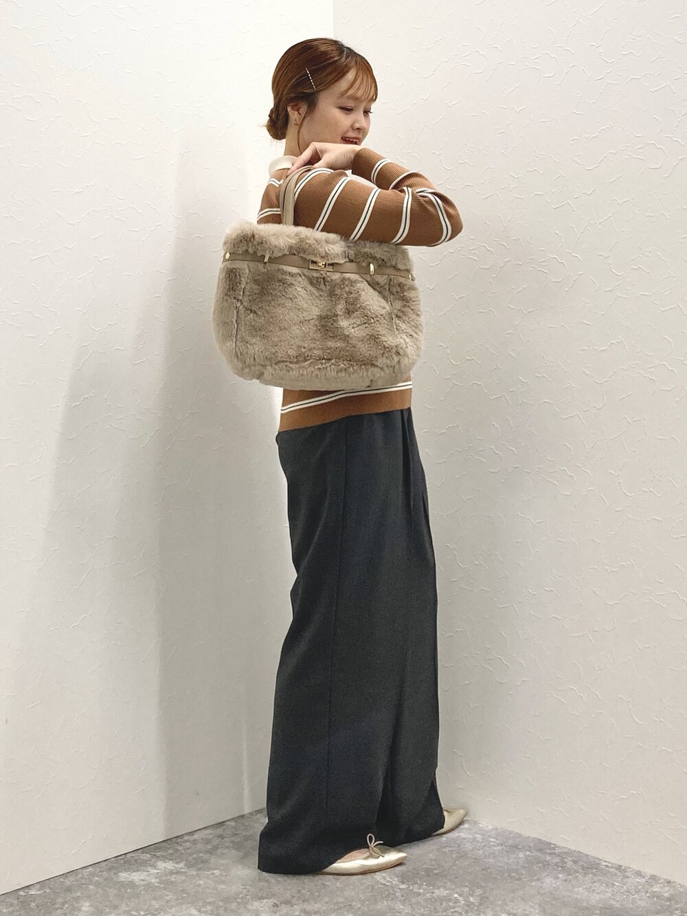 グレー系のその他パンツ、ブラウン系のニット/セーター、ベージュ系のトートバッグを着用したレディースの秋コーディネートの8枚目の写真