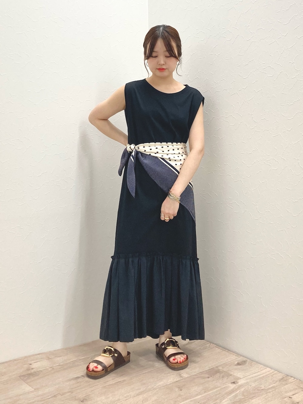 「低身長、低身長コーデ、152cm、ワンピース、スカーフ、ティアードスカート、ノースリーブ、マキシ丈ワンピース、カットソーワンピース、フレンチスリーブ」｜「Rie Millerの裾切替ノースリーブワンピース（ワンピース、ブラック系）」を使った、nol murakamiさん（レディース・152cm）の夏コーディネートの5枚目の写真