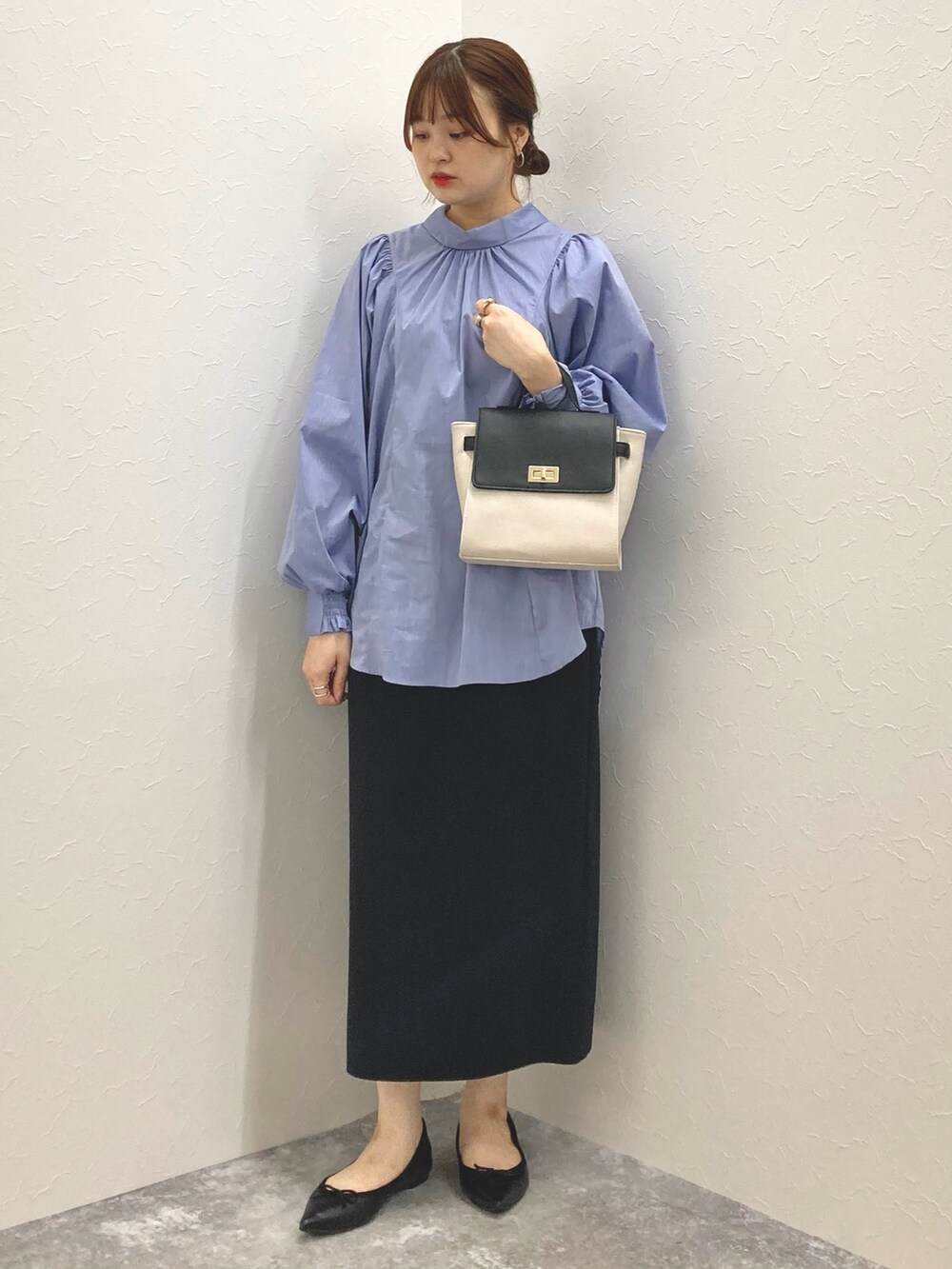 「低身長、低身長コーデ、152cm、スカートスタイル、袖ボリューム、バックリボン、タイトスカート、ハンドバッグ、フラットシューズ」｜「NOLLEY’Sのロールネックバックリボンギャザーブラウス（シャツ/ブラウス、ブルー系）」を使った、nol murakamiさん（レディース・152cm）の秋コーディネートの9枚目の写真