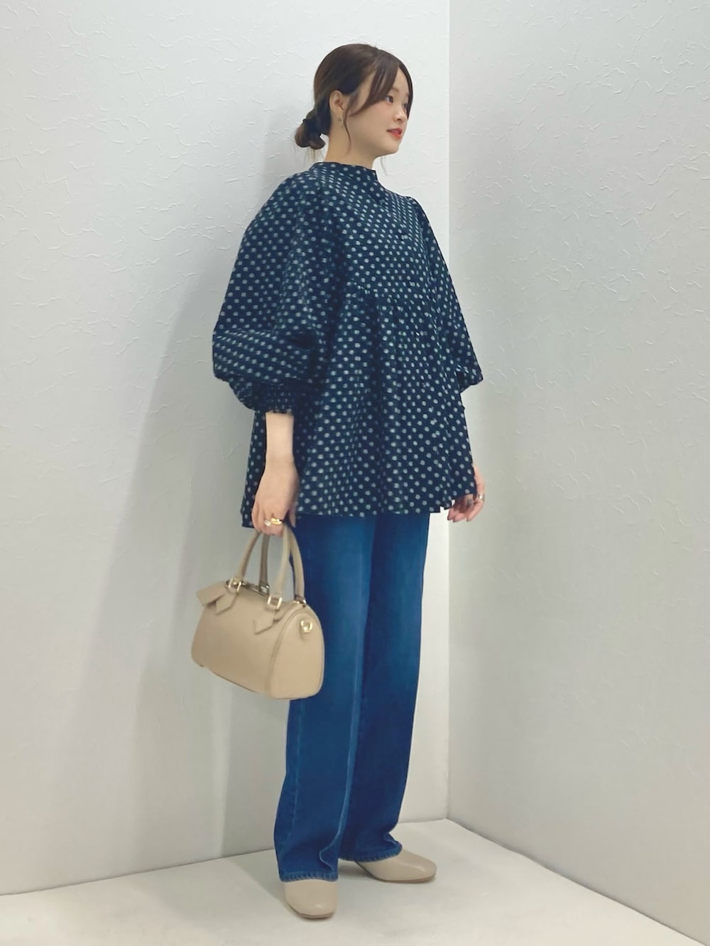 「低身長、低身長コーデ、152cm、ドット、デニムパンツ、センタープレスパンツ、シャーリング、前後2way、ボストンバッグ、ブーツ、パンツスタイル」｜「AULENTTIの【AULENTTI/ オーレンティ】ミニボストンバッグ（ショルダーバッグ、ベージュ系）」を使った、nol murakamiさん（レディース・152cm）の夏コーディネートの4枚目の写真