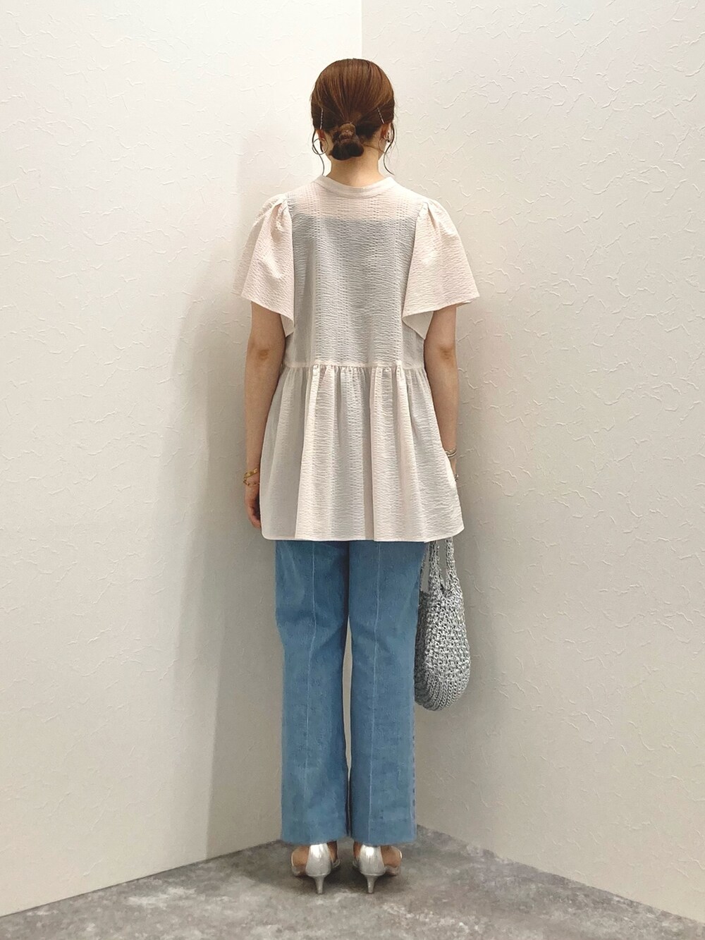 ピンク系のシャツ/ブラウス、ブルー系のデニムパンツ、シルバー系のサンダルを着用したレディースの夏コーディネートの4枚目の写真